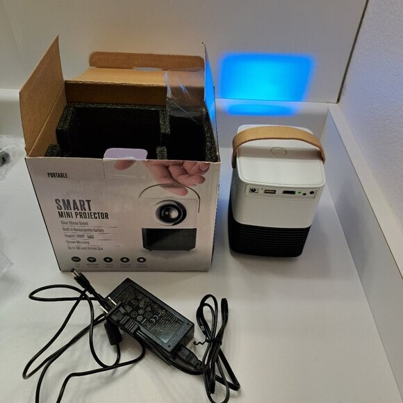 Portable Built-in Battery Smart Full HD Projector Apple and Android supported - Picture 1 of 3